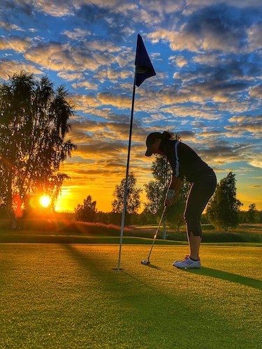 Golfare i solnedgång.