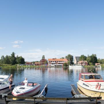 Båtar i hamnen i Torsång utanför Borlänge.
