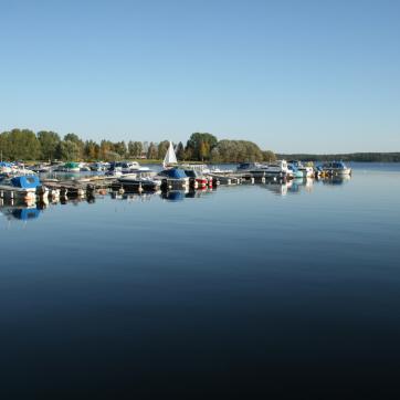 Smedjebacken's harbor with boats, blue water and blue sky.