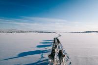 Två män i solglasögon på fjället.