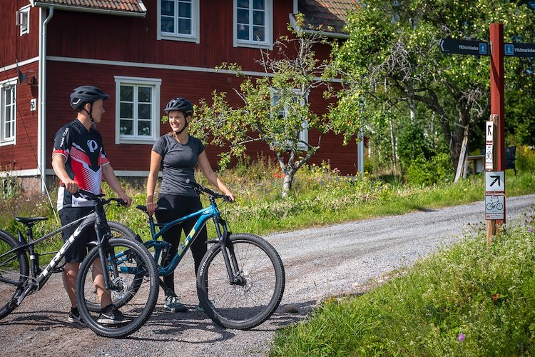Par som cyklar i Världsarvet Falun