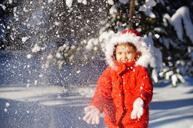 Barn som kastar snö. 