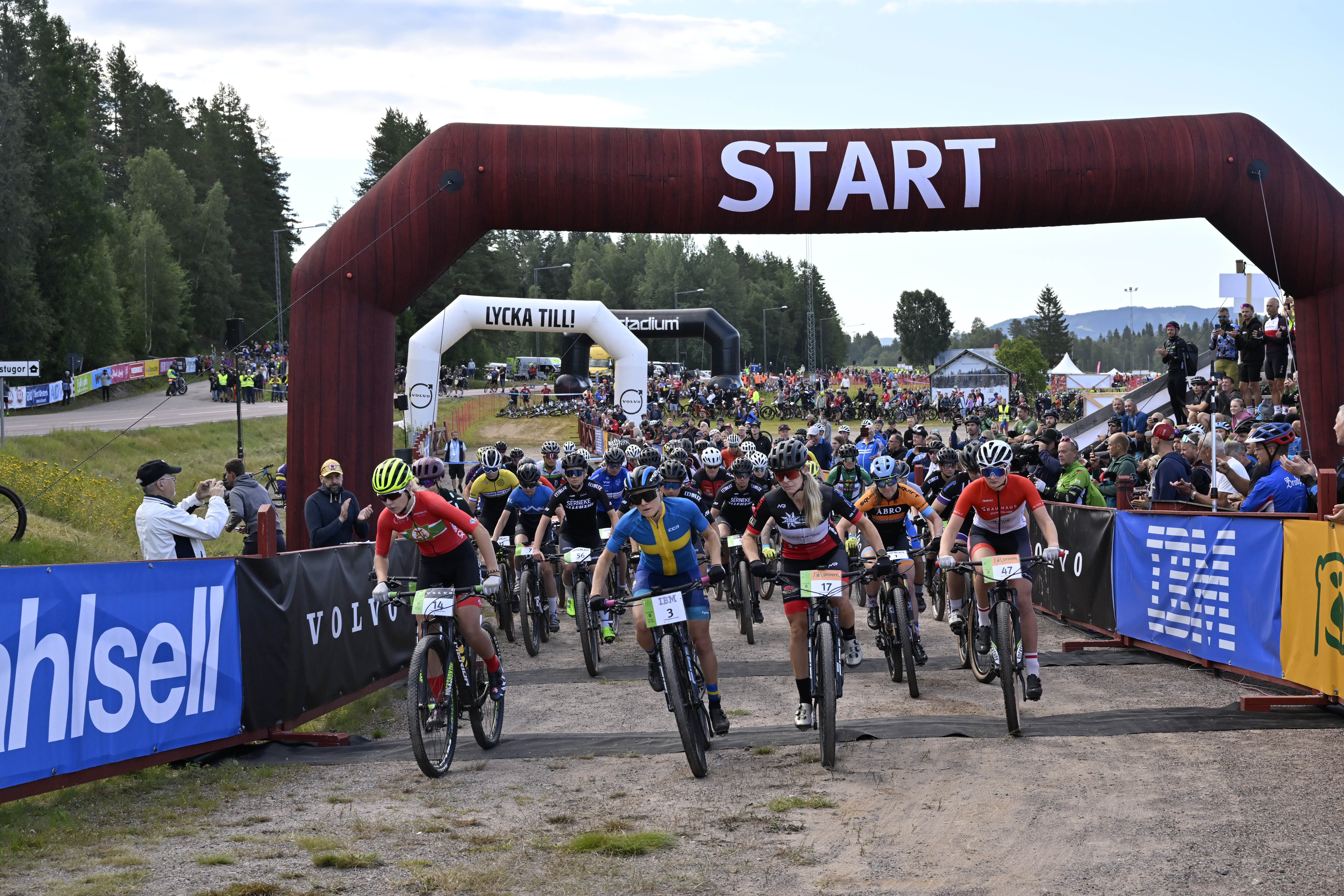 Cyklister ger sig iväg från startfållan vid Cykelvasan.