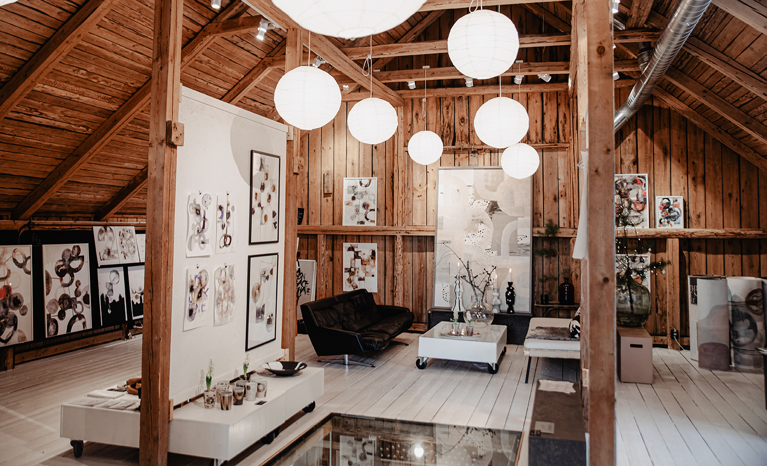 En lokal med konst på väggarna.