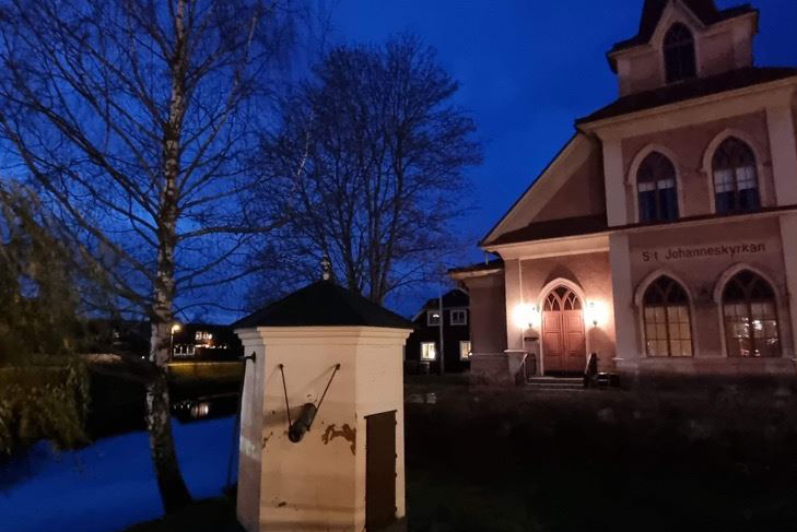 Stämningsfull bild vid St Johanneskyrkan vid Faluån.