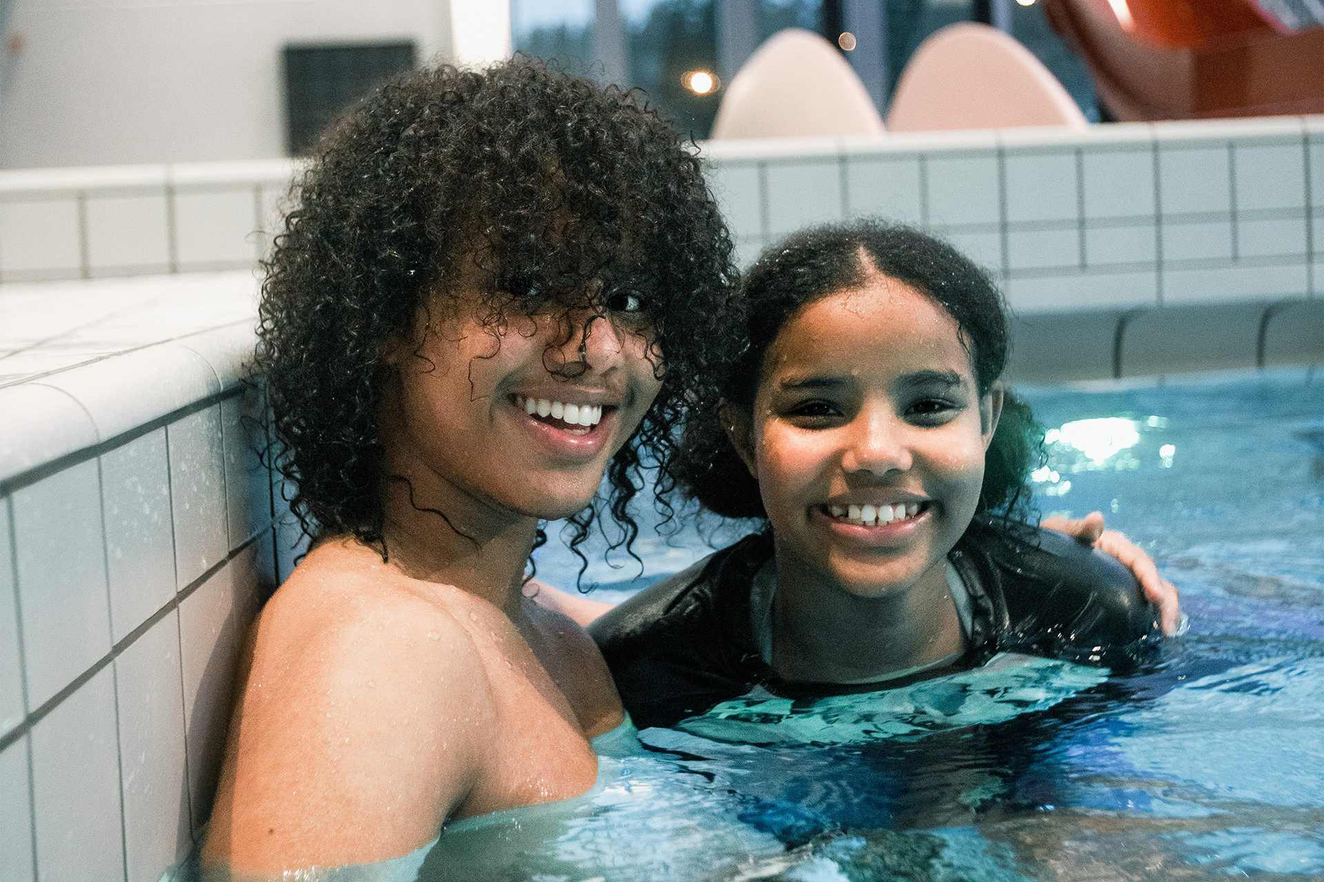 En pojke och en flicka i badhuset på Lugnet.