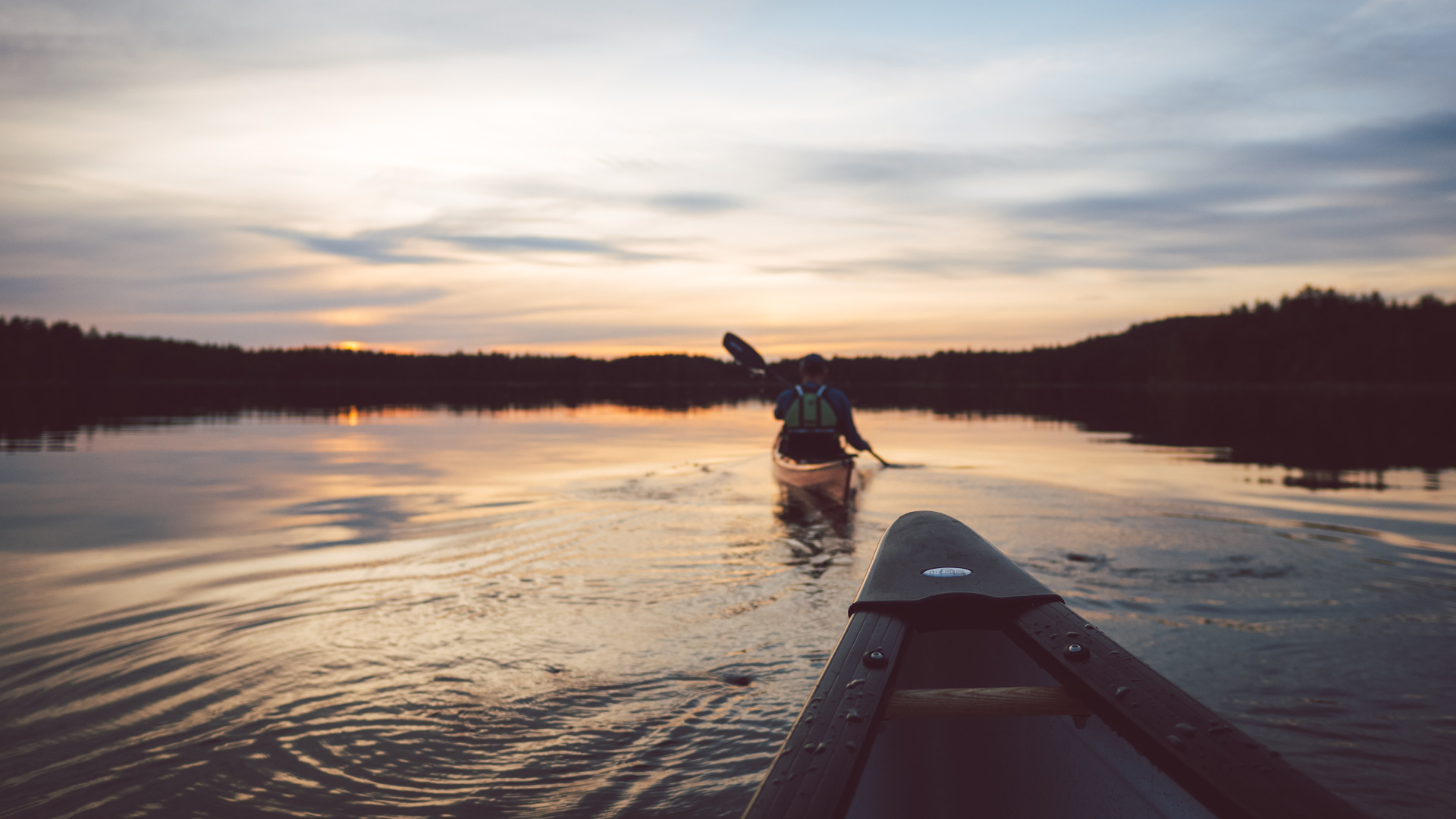 Par som paddlar kanot.