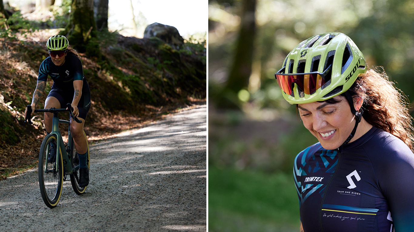 En kvinna cyklar iklädd grön cykelhjälm.