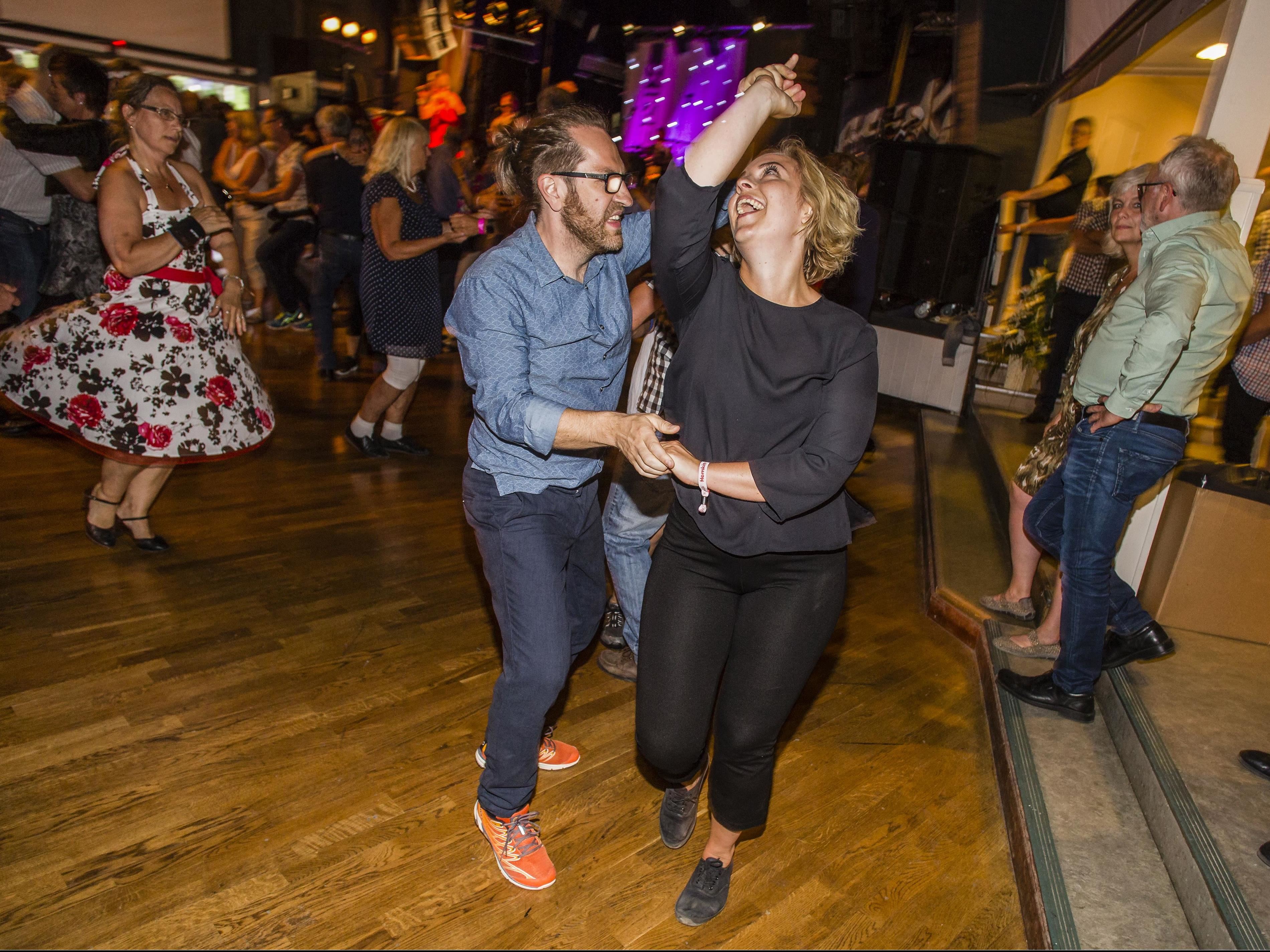 Ett dansgolv med ett glatt dansande par i mitten.