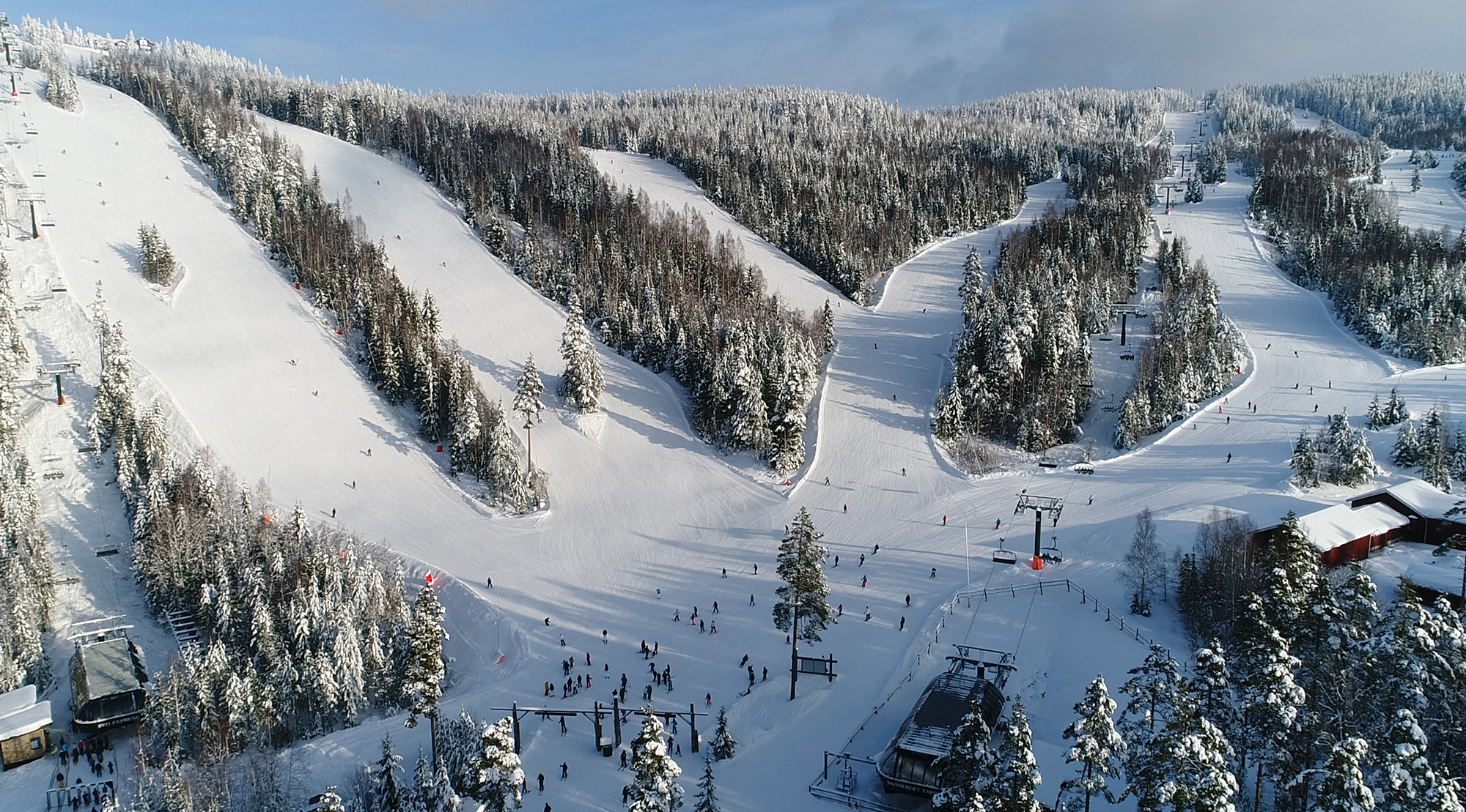 Vy från ovan över Romme Alpins skidbackar.