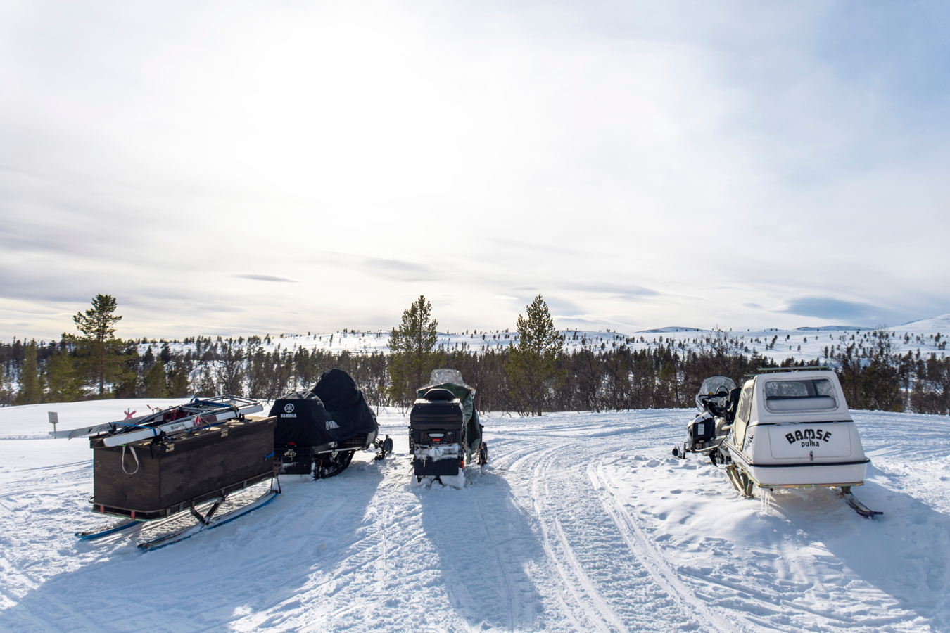 Skotrar uppställda på rad i Grövelsjön.