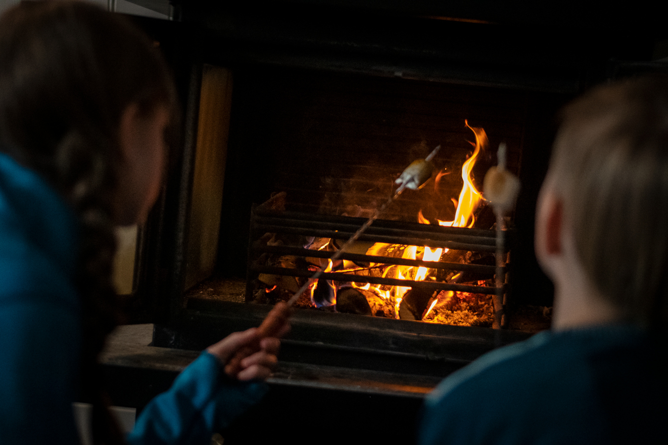 Barn som grillar marshmallows.