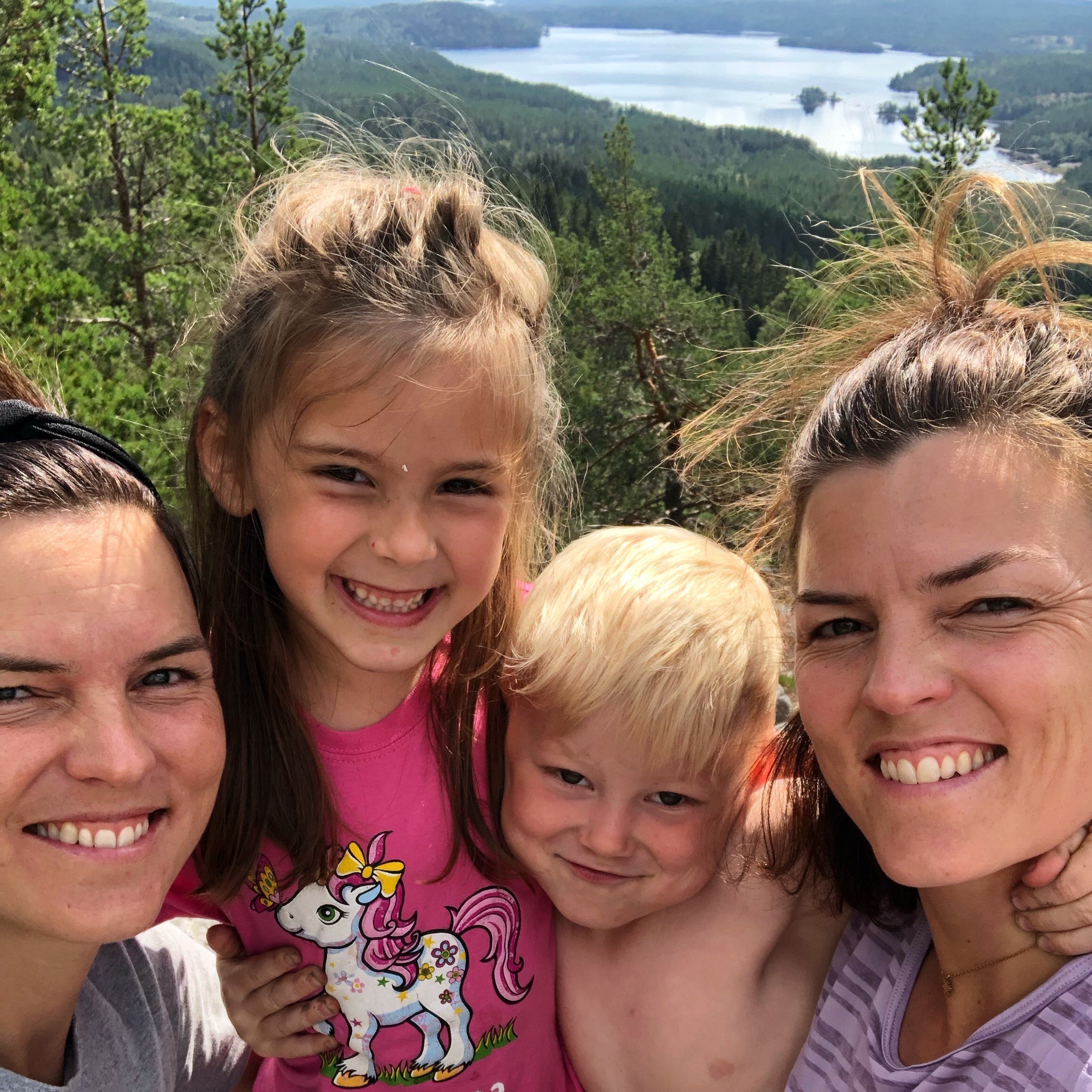 Systrarna Kallur med barn vid Ärtknubben.