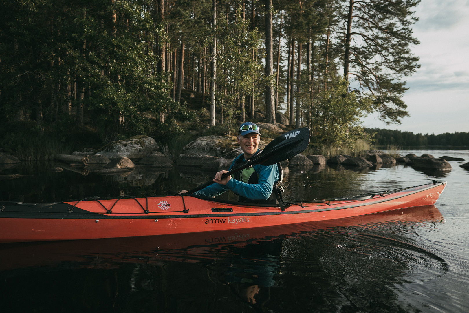 Ranias sambo Jens paddlar på sjö.