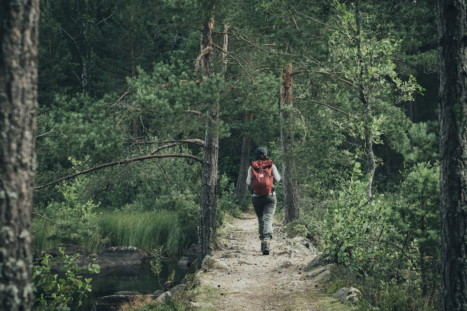 Rania vandrar på en led.