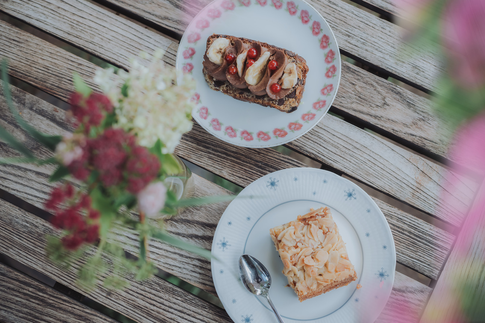 Bakverk på tallrikar från Hjort-Olars kafé.