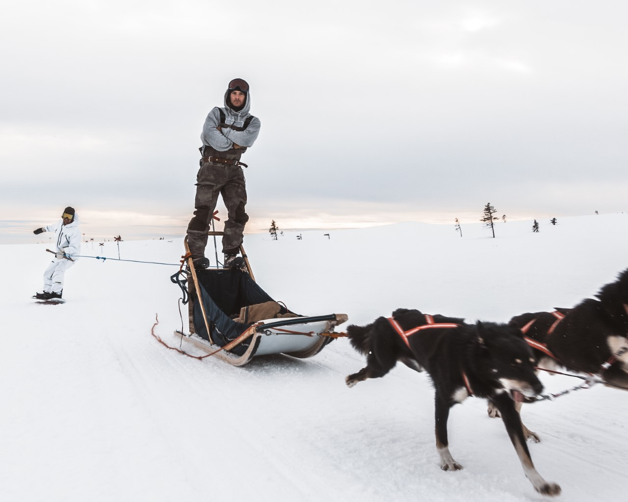 Andreas står vid hundsläde.