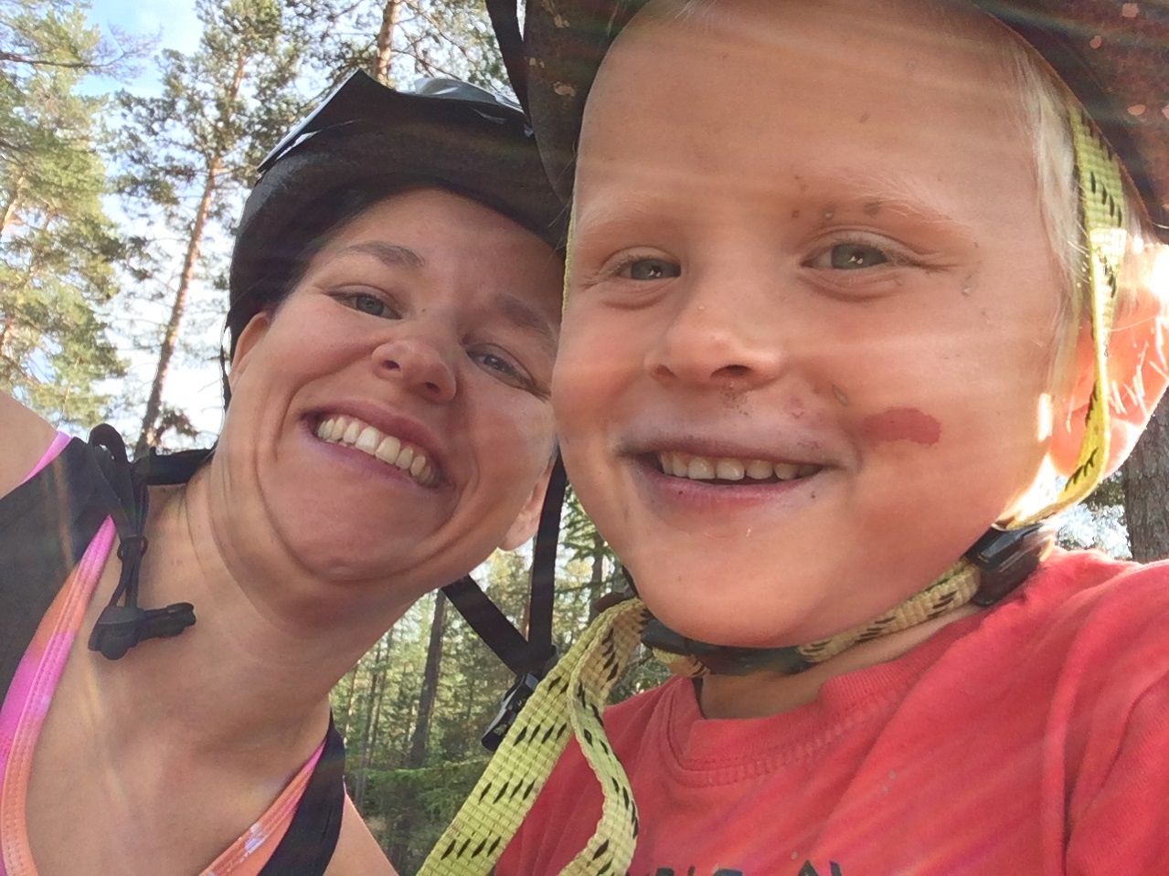 Mor och son på cykelutflykt.