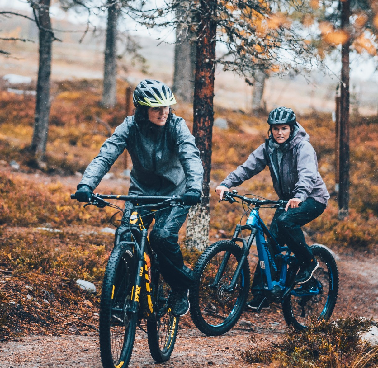 Systrarna Kallur cyklar på MTB led.