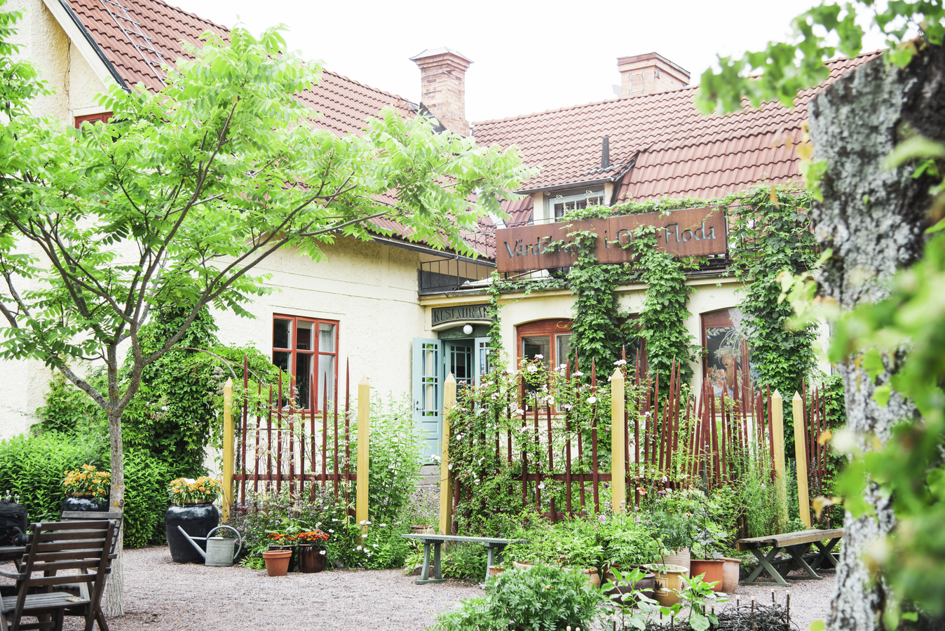 Trädgården hos Dala-Floda värdshus.