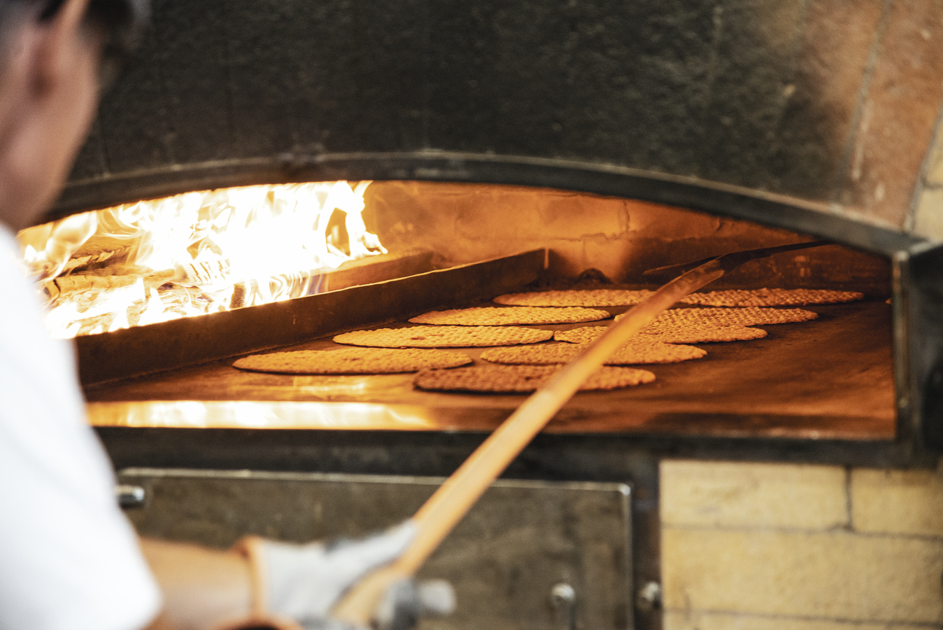 Knäckebröd gräddas för hand i vedeldad ugn hos Skedvi Bröd i Stora Skedvi.