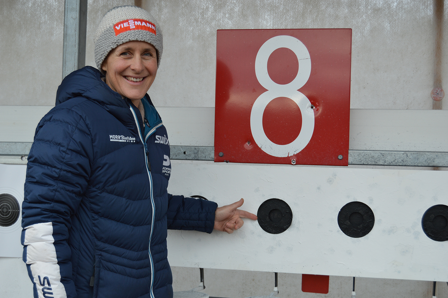 Uschi Disl framför en måltavla i skidskytte.