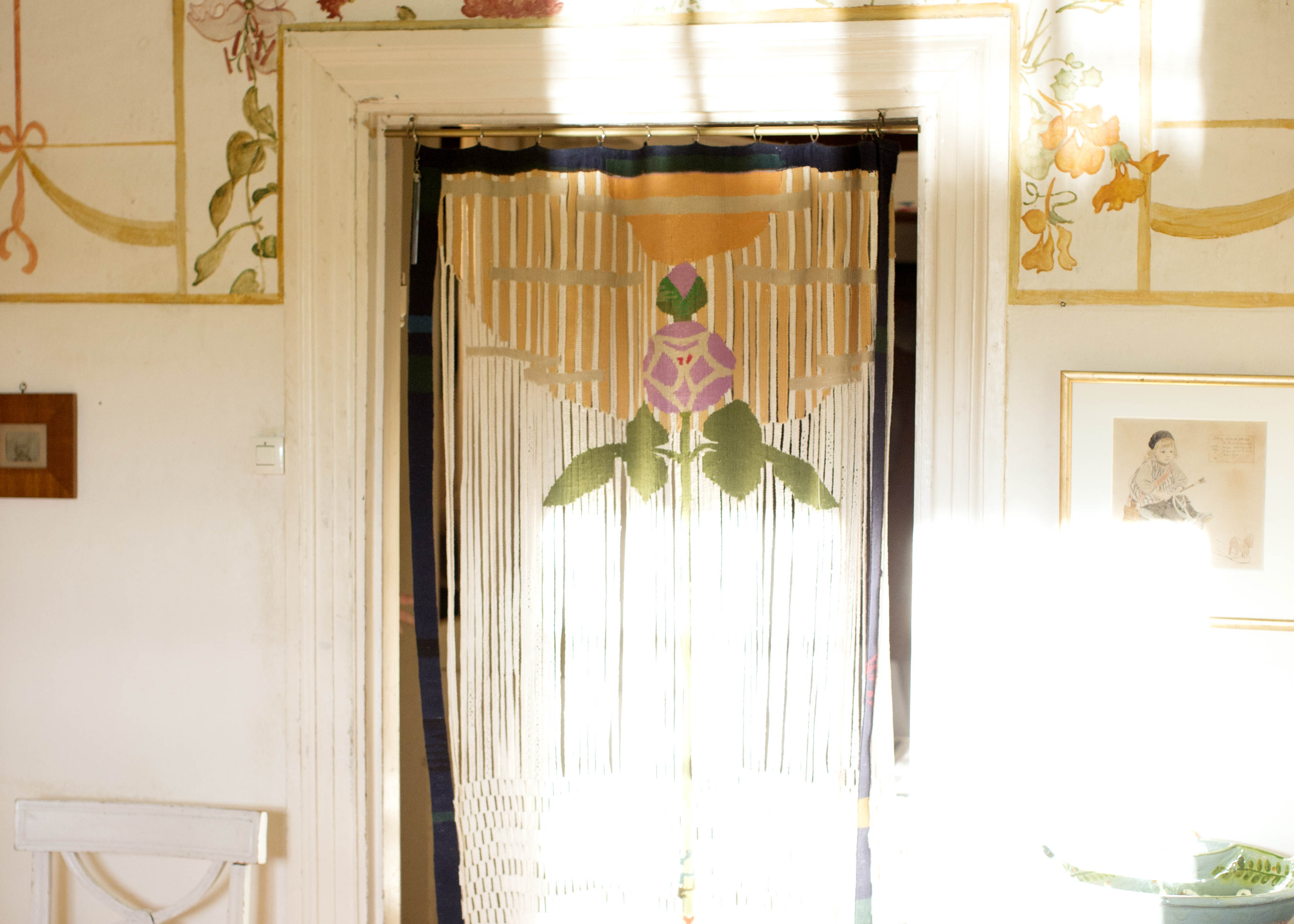 Draperi som hänger över en dörr.