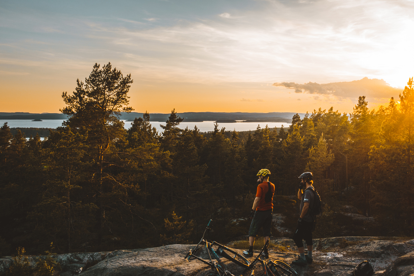 Cyklister blickar ut över Dalarnas landskap.