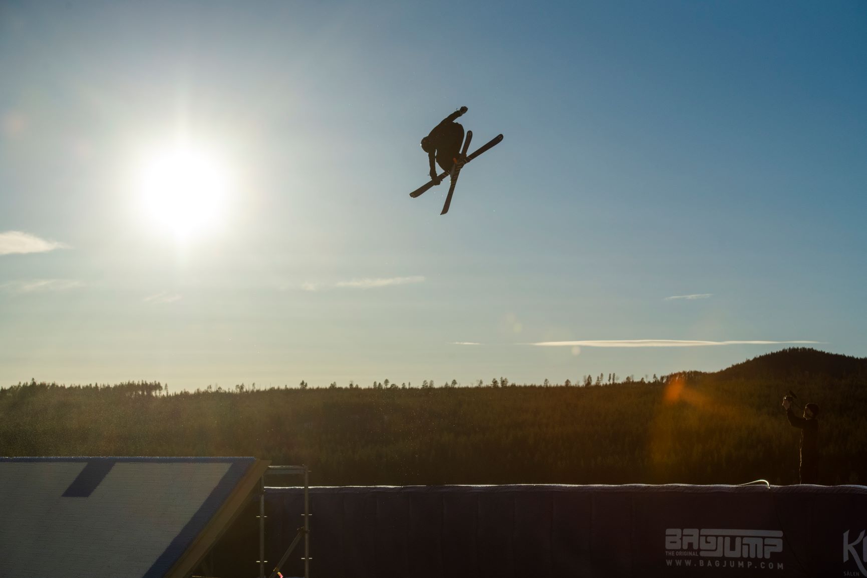 Person som hoppar högt med skidor på en Big Air Bag på Kläppen i Sälen.