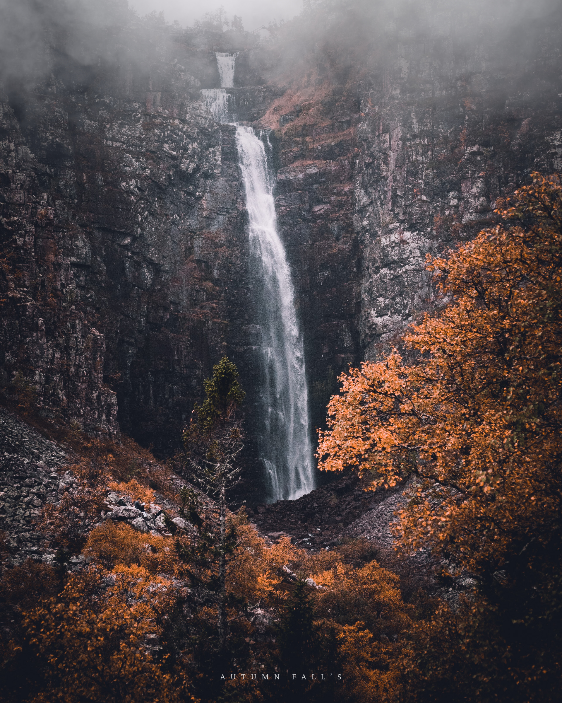 Vattenfall med höstfärger runtom.