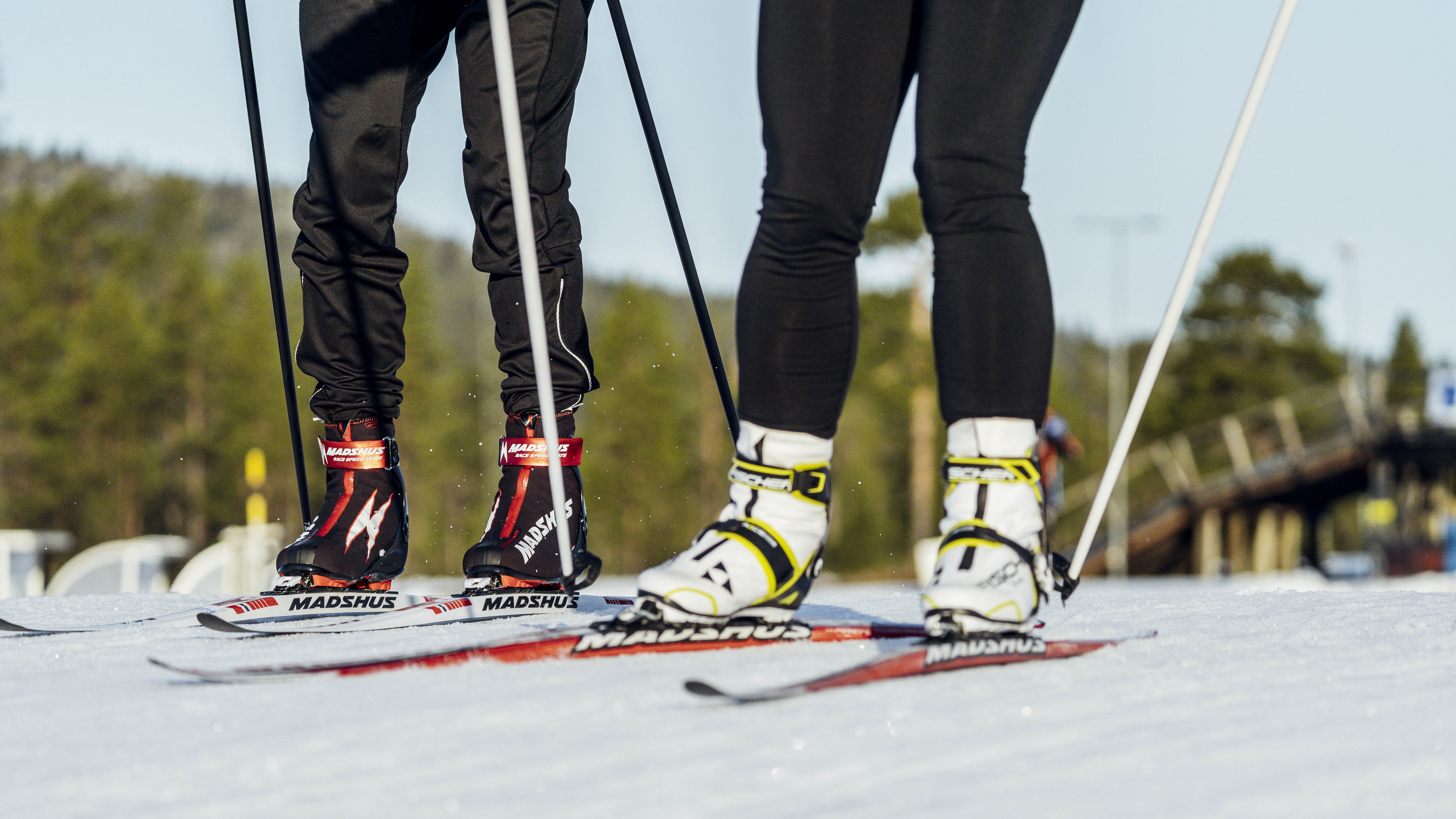 Längdåkare i spåret.