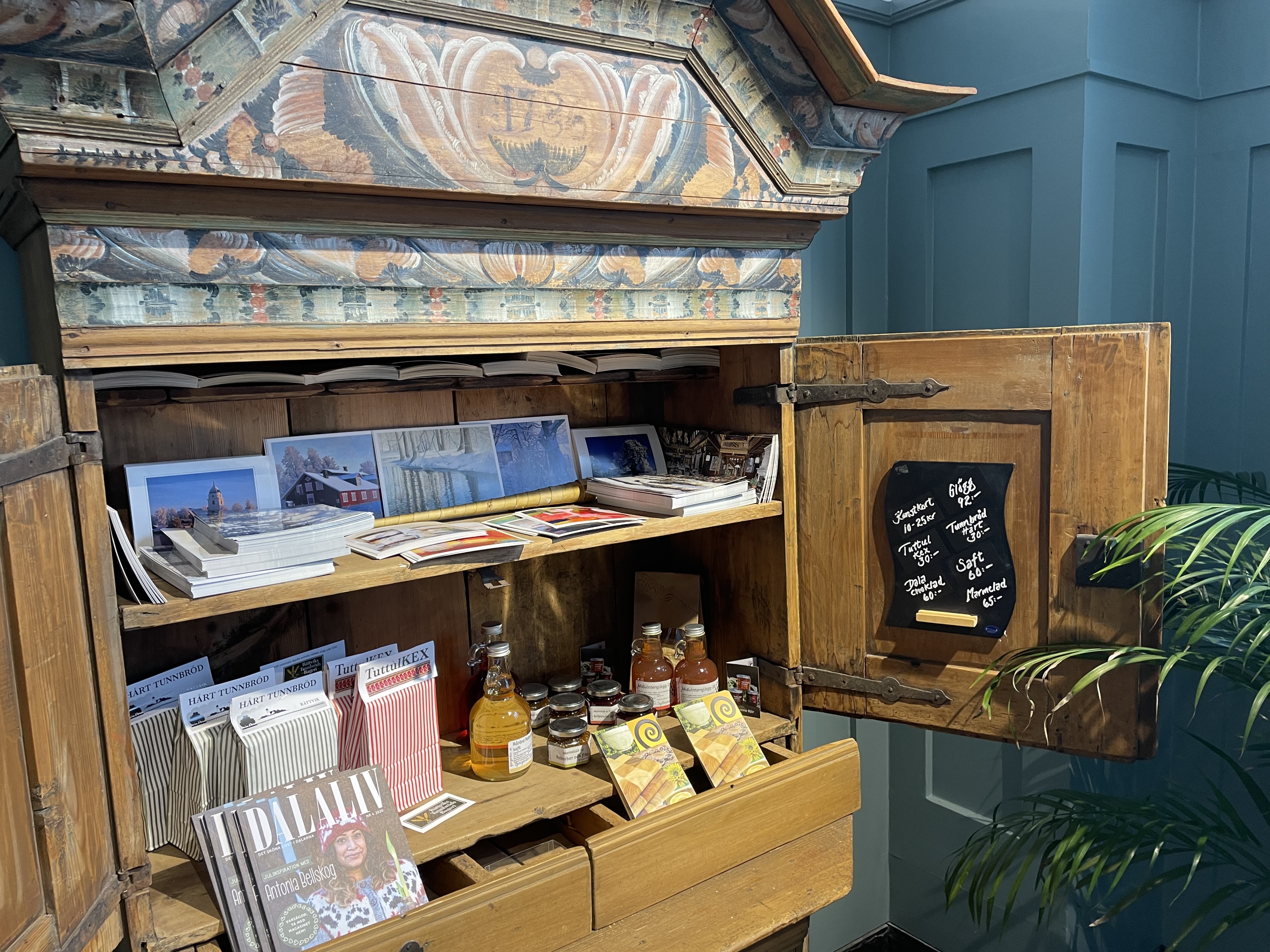 Allmogeskåp fyllt med broschyrer.