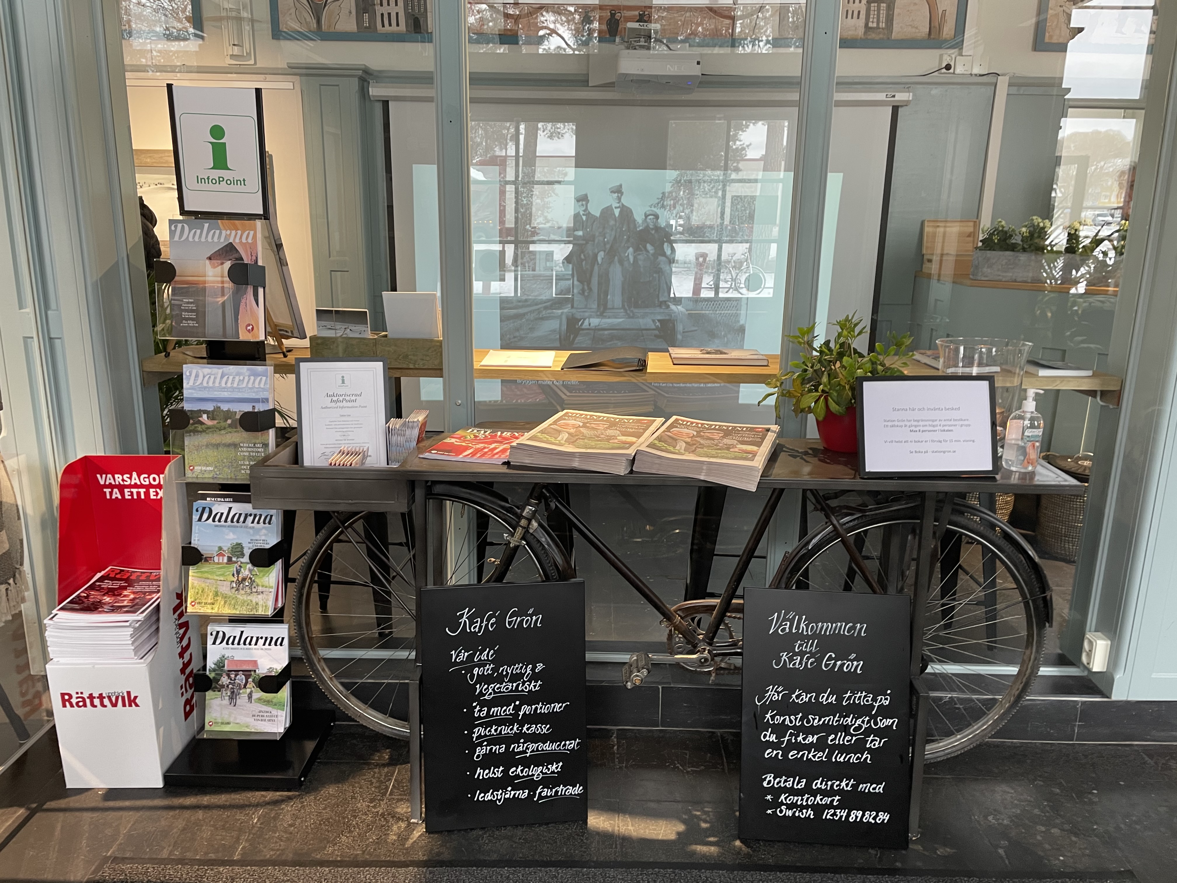 Bord fyllt med broschyrer