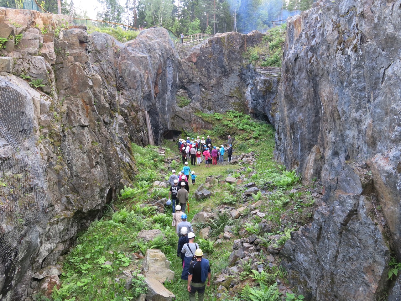 En grupp människor som vandrar till ett av besöksmålen.