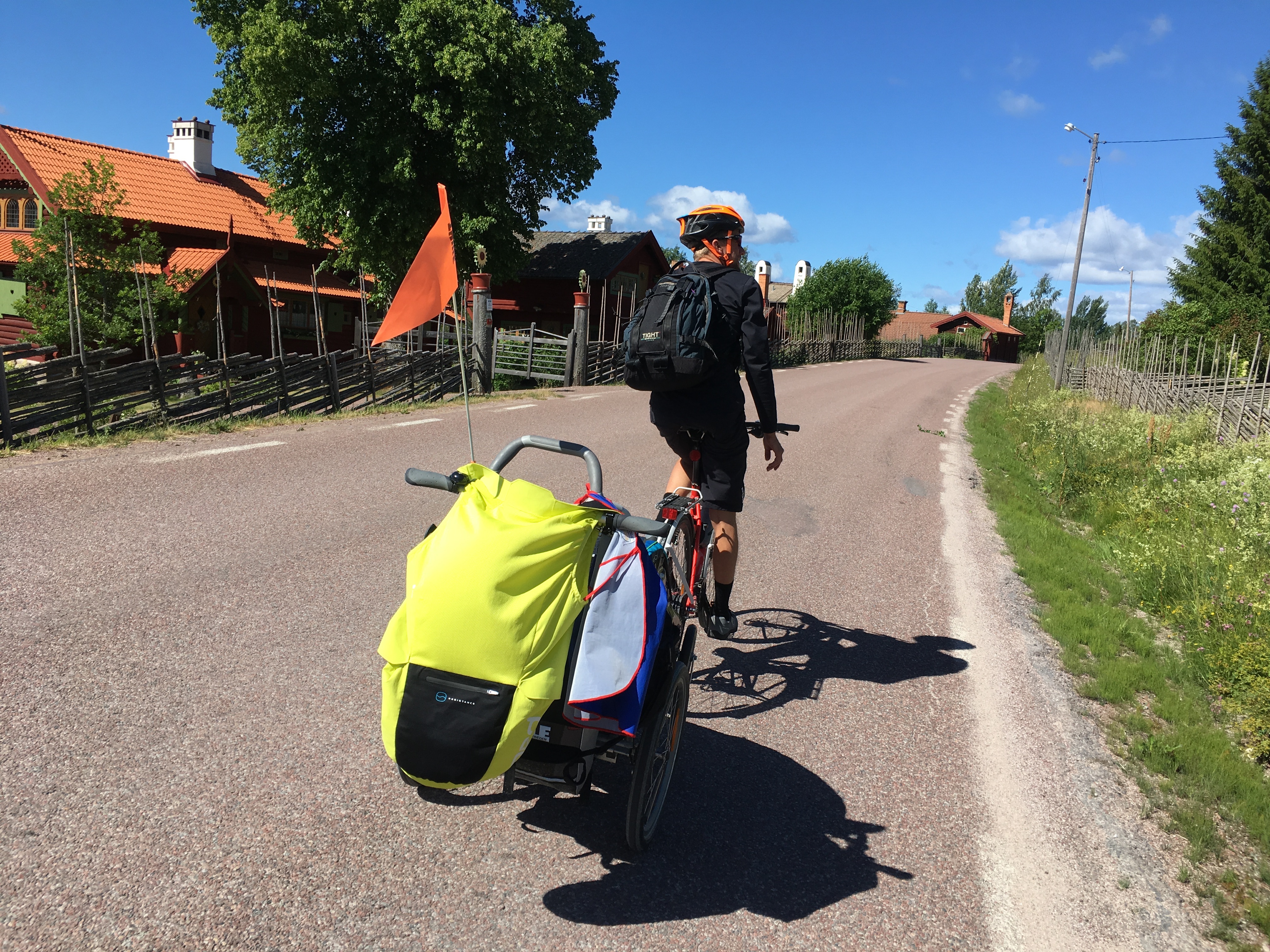En pappa som cyklar med sitt barn.
