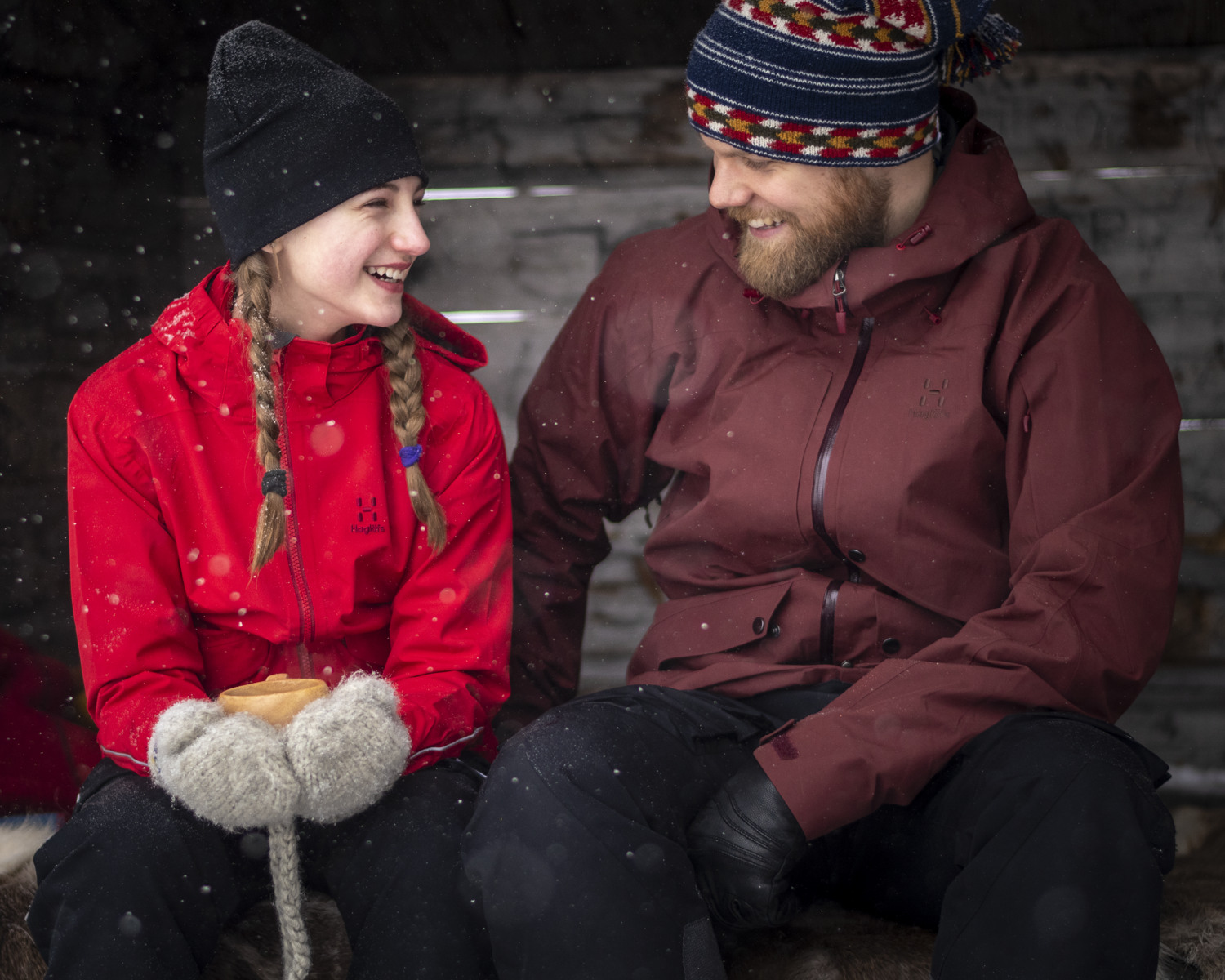 Ett leende vinterklätt par.