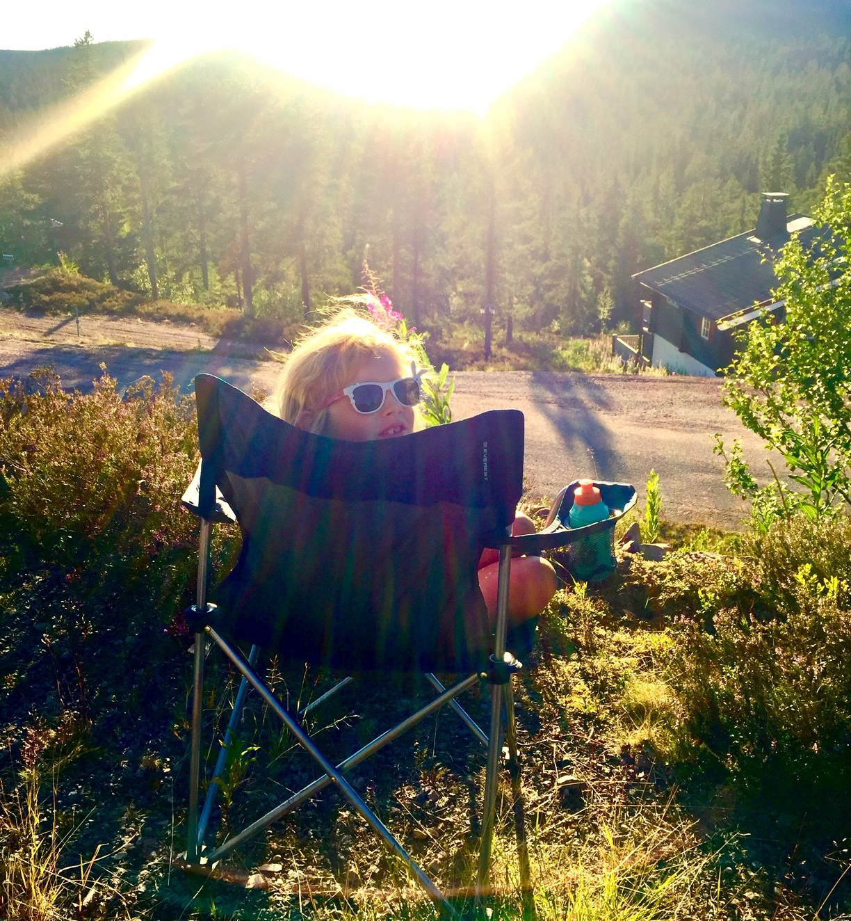 Jonas Elisons dotter Lisa vilar i en stol.