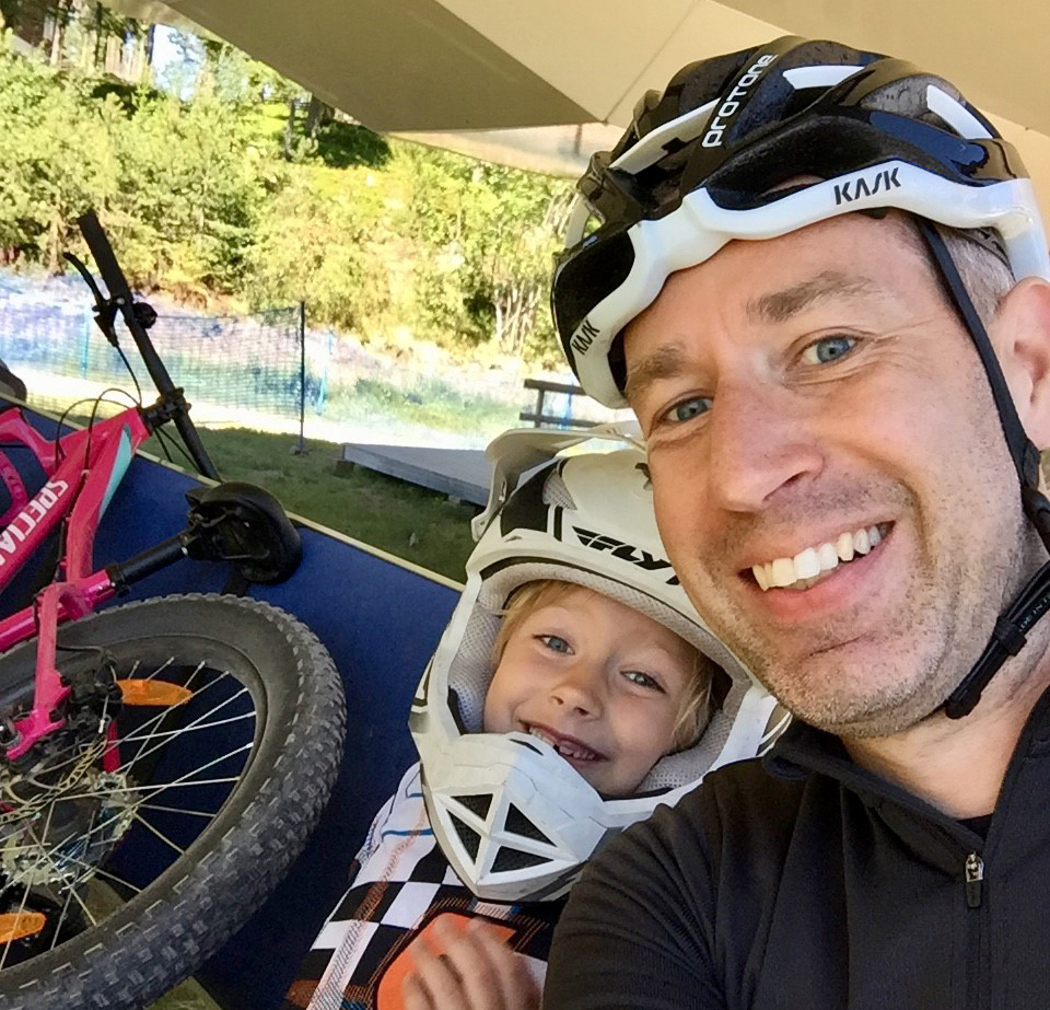 Jonas Elison och dotter Lisa på cykeltur.