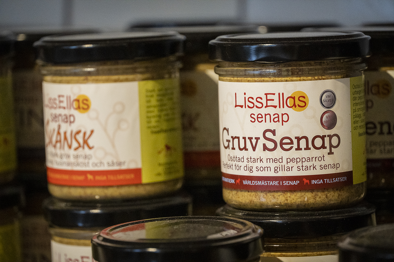 Olika burkar med senap.