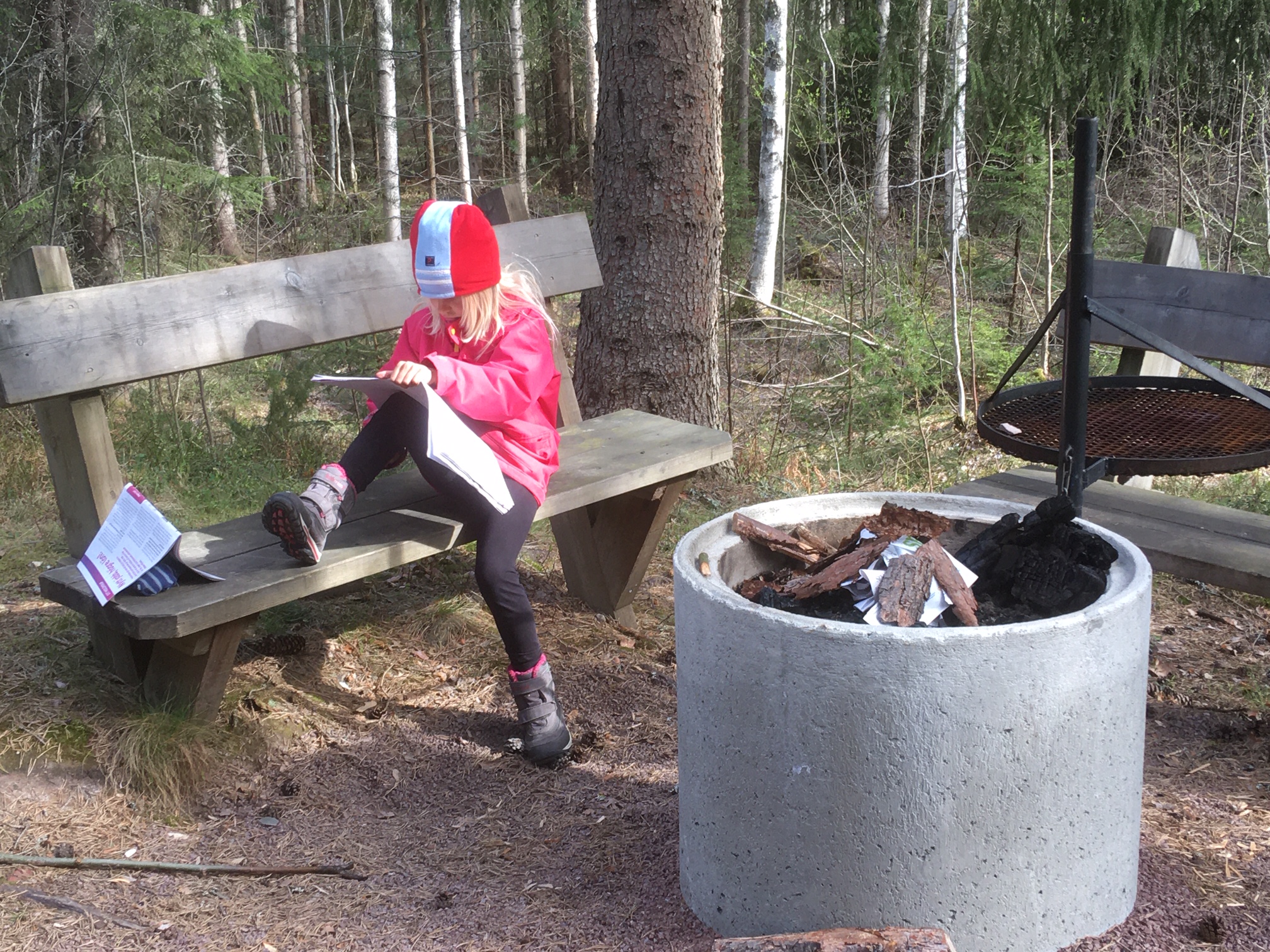 Barn som sitter och ritar.