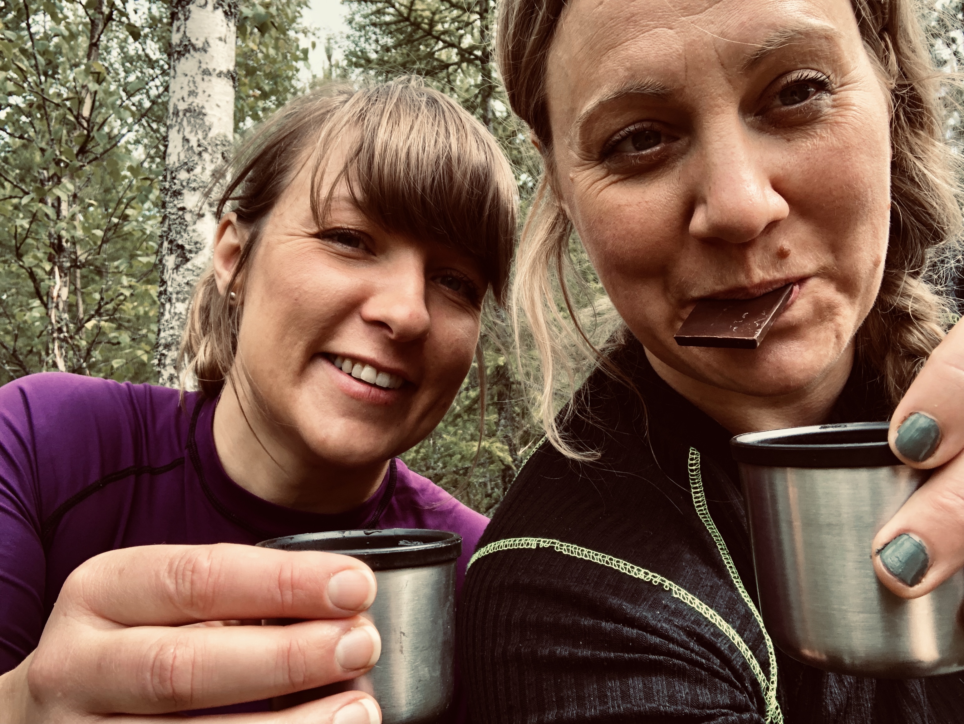 Louise och Johanna fikar.