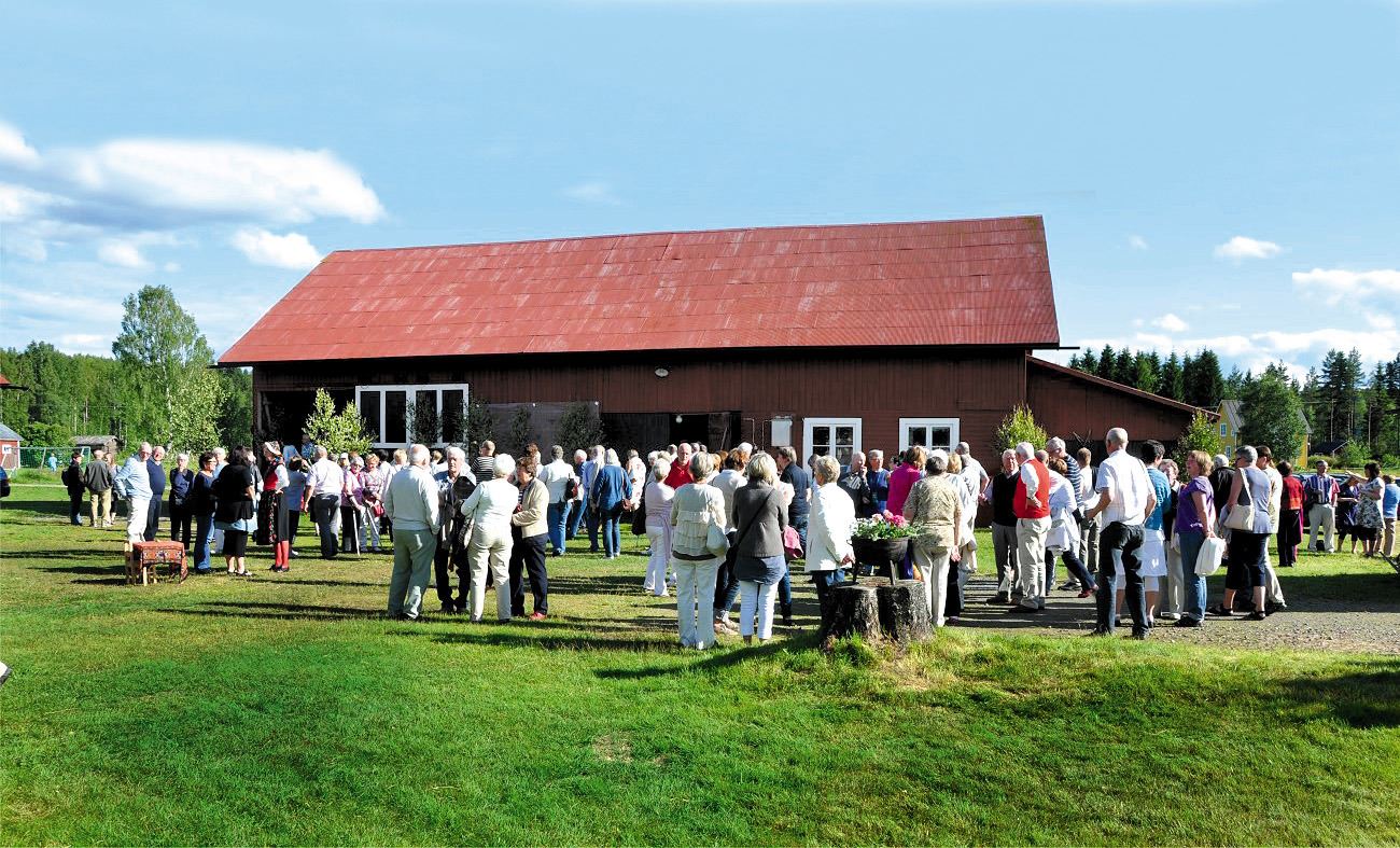 Publik utanför ladan.