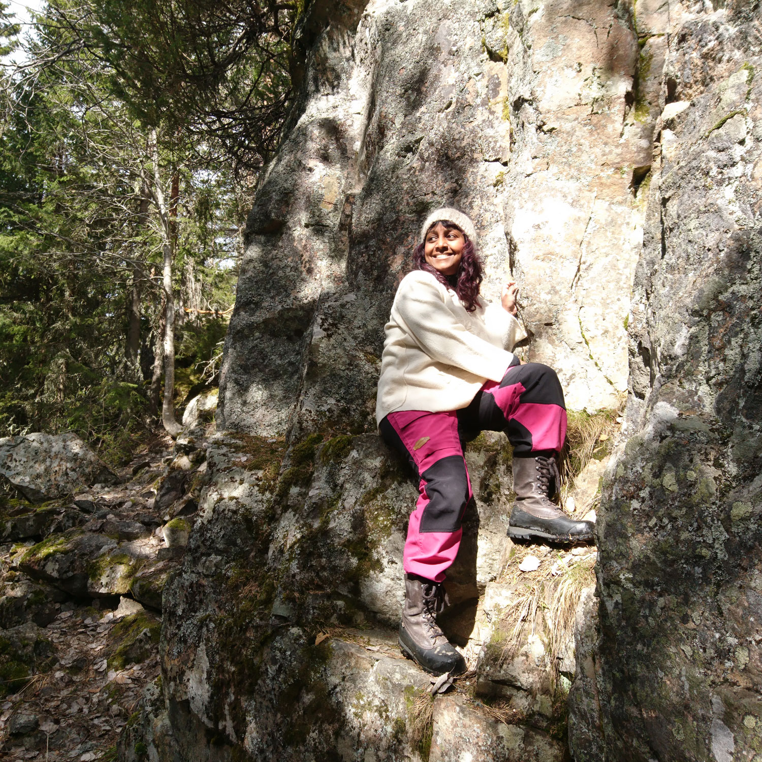 Sofia Alfredsson i skogen i Älvdalen.