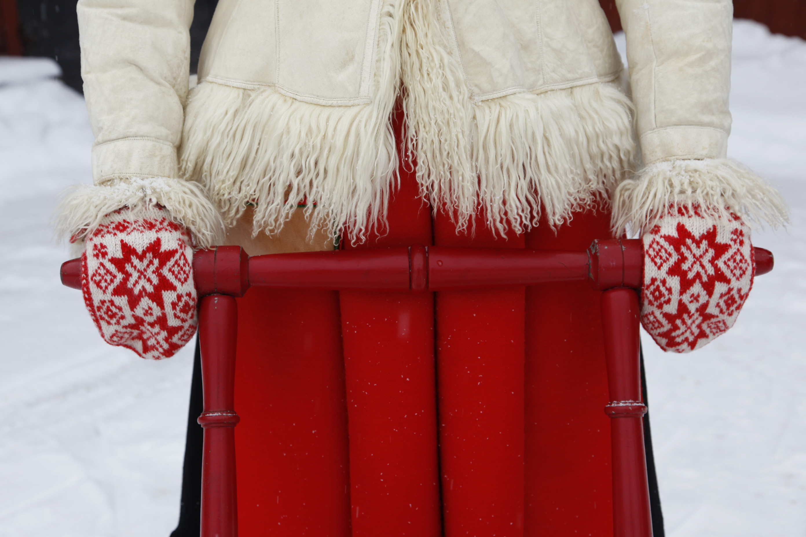 Kvinna med folkdräkt håller i styret på en spark.