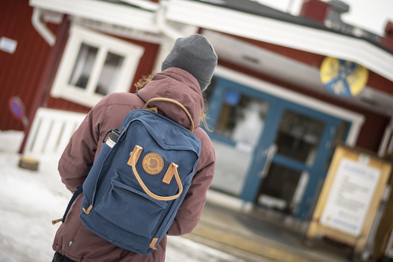 Resenär vid entrén till Fjällstationen.