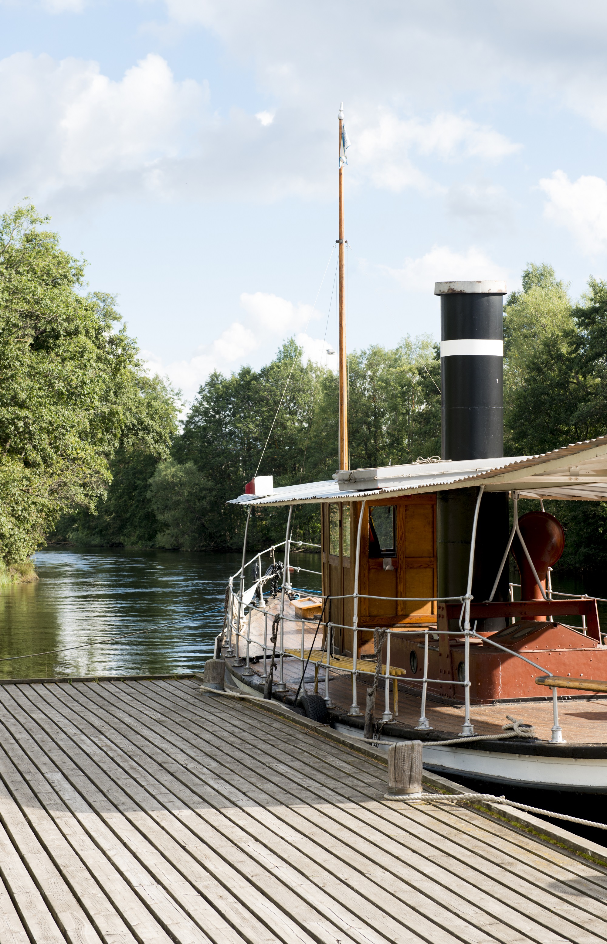 Båt vid kaj i Smedjebacken.