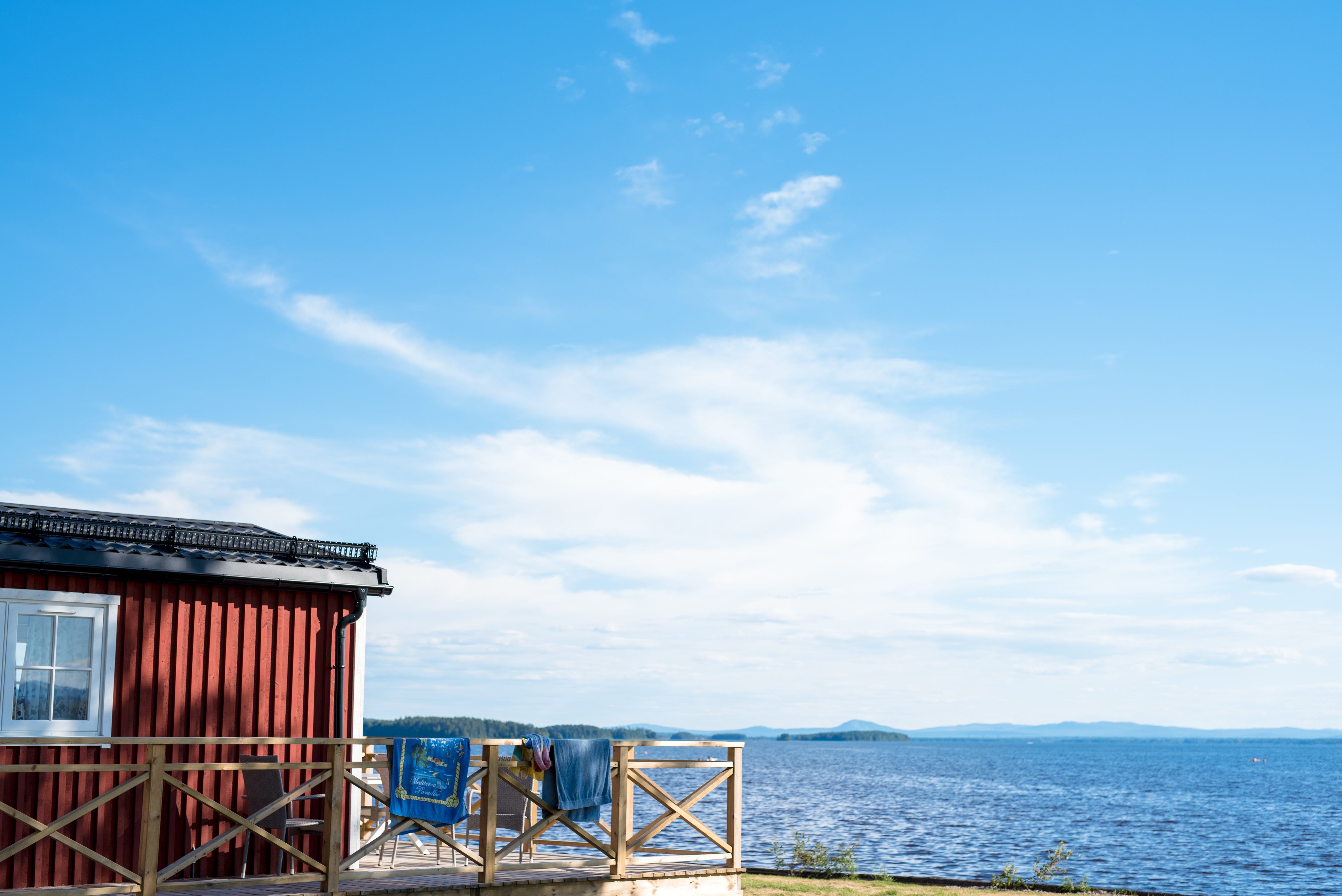 Strandhus intill vattnet vid Orsa Camping.