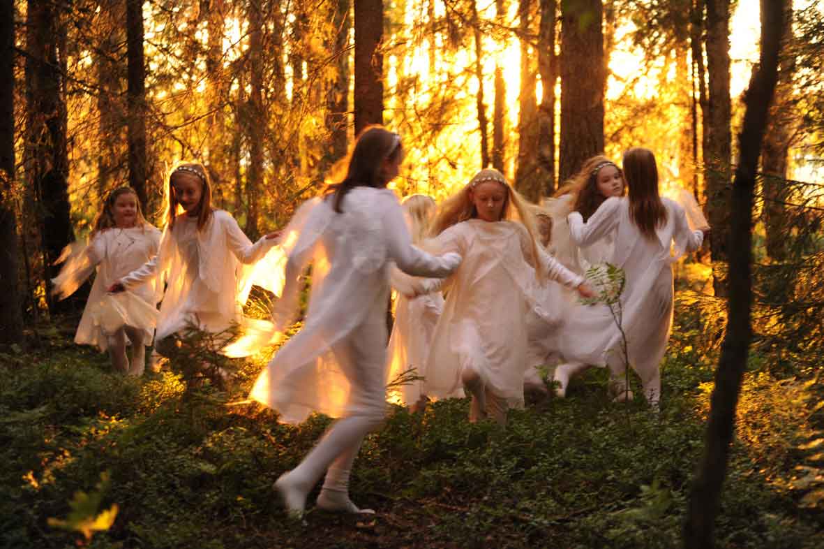 Barn som leker i skogen.