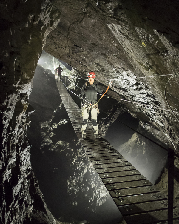 Par som klättrar nere i Äventyrsgruvan.