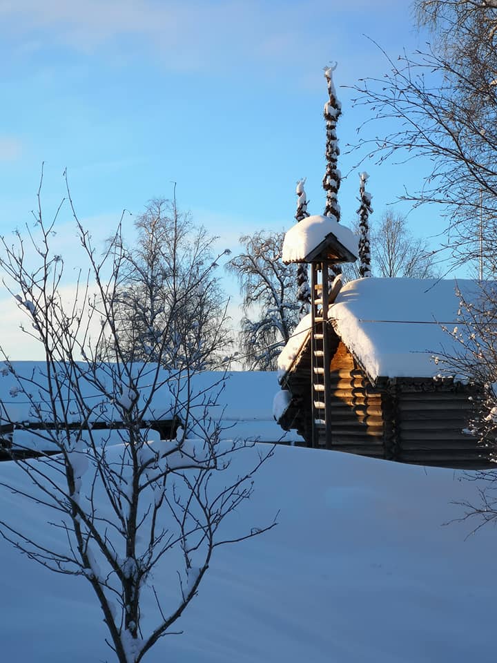 Vintrig vy över snöig äldre byggnad.